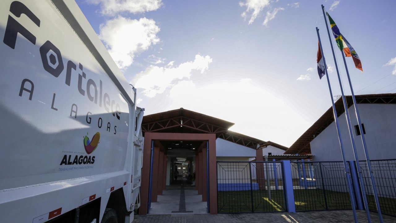 Governo de Alagoas inaugura escola e anuncia investimentos para Junqueiro