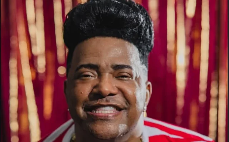 Topete de Wander Pires, intérprete da Viradouro, recebeu tratamento por oito horas, antes do desfile campeão