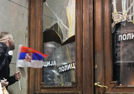 Manifestantes na Sérvia provocam incêndio em prédio do governo de Valjevo