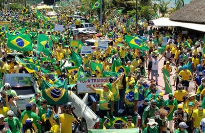 Ato em defesa de Bolsonaro reúne 40 mil pessoas na orla