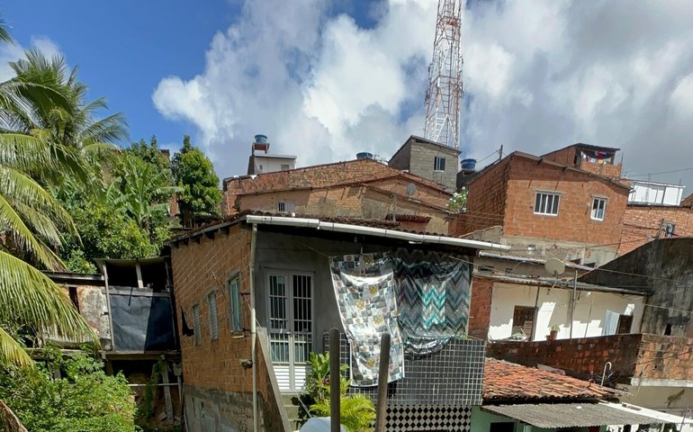 Grota do Pacífico, no Jacintinho, ganha novos postes e luminárias em LED