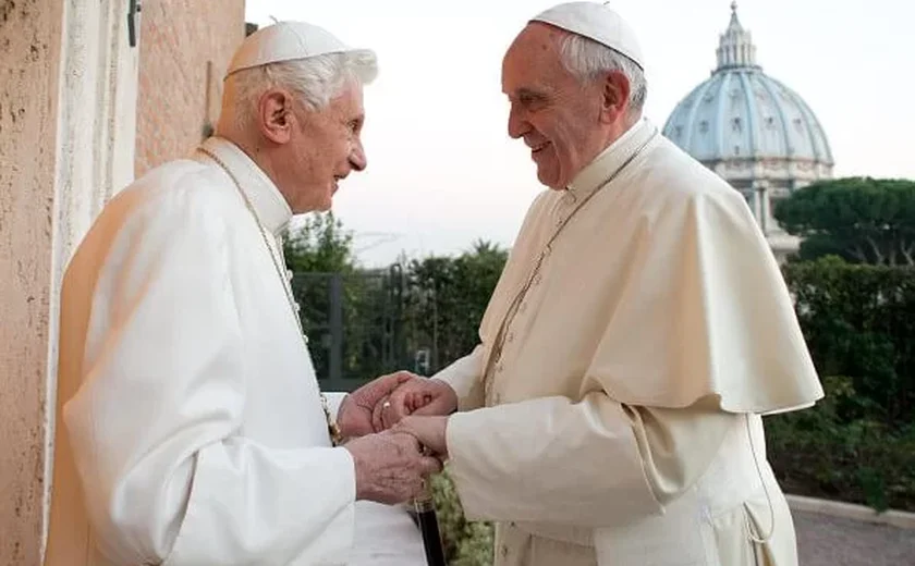 Papa Francisco pede orações para Bento XVI: “Está muito doente”