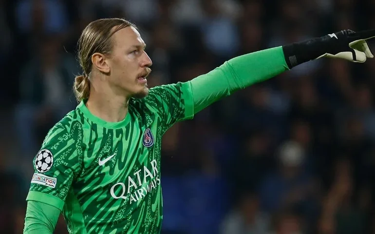 Safonov, herói do PSG na final intercontinental de 2025, reage com bom humor a memes brasileiros sobre o Flamengo