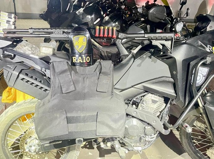 PMAL prende suspeitos com armas, drogas e veículos roubados