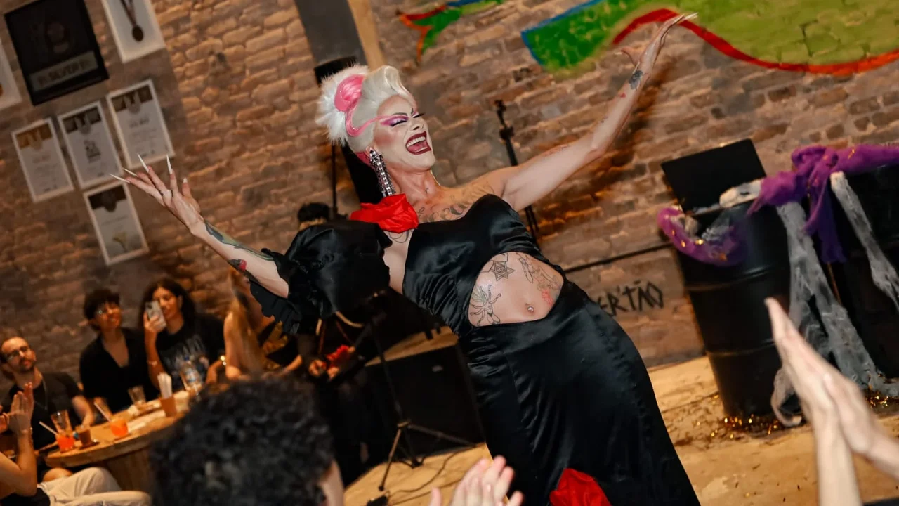 Drag Dinner Alagoas celebra divas pop em noite de glamour em Maceió