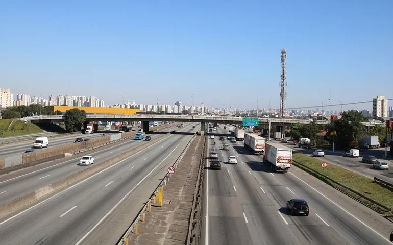 Ônibus pega fogo na Rodovia Anhanguera e provoca interdição em trecho na via