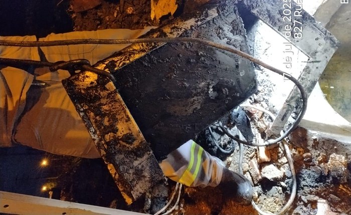 Televisão foi removida de poço de visita com cerca de 4 metros de profundidade Televisão foi removida de poço de visita com cerca de 4 metros de profundidade