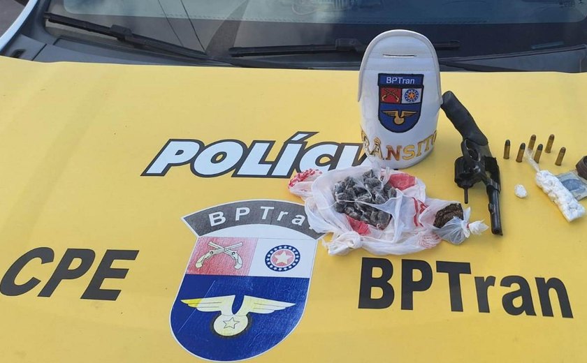 Homem é preso por tráfico com arma e entorpecentes em carro por aplicativo com crianças a bordo em Maceió