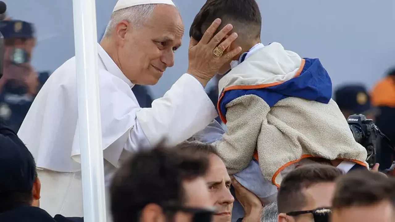 Papa pede orações por pessoas que 'perderam a vida no mar'