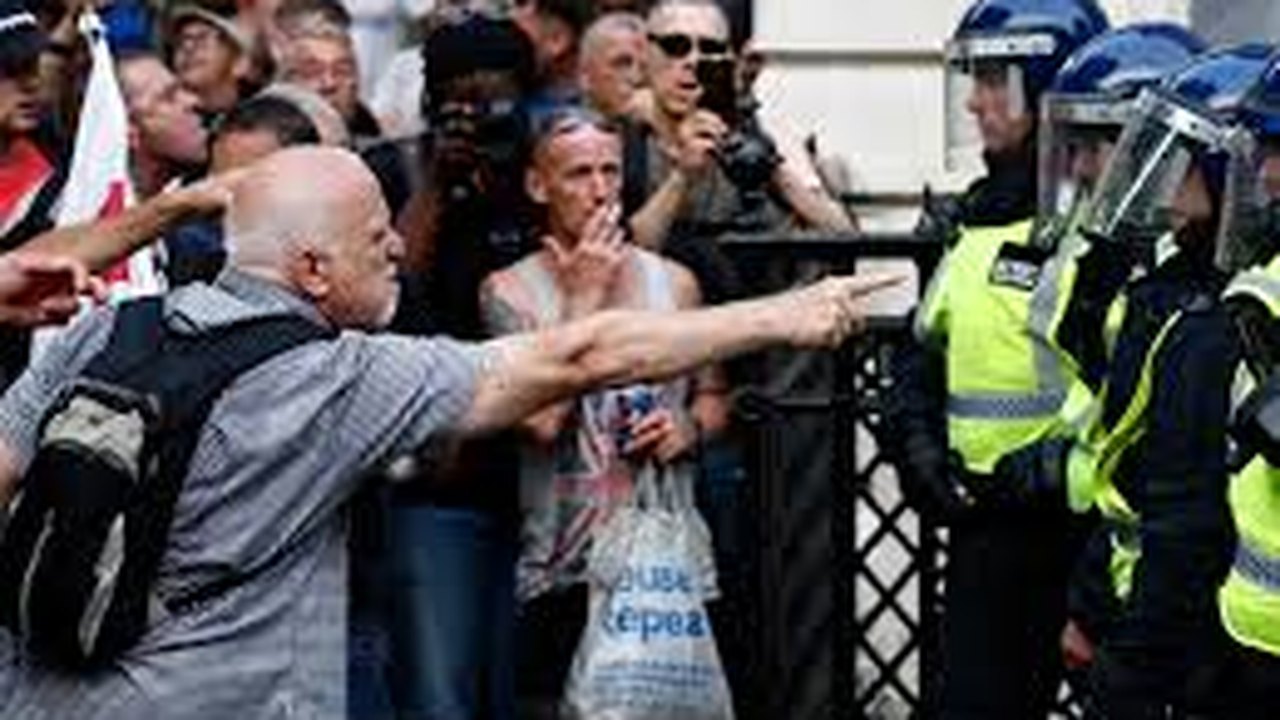 Protestos da extrema direita afetam investigação de outros crimes, alerta polícia britânica