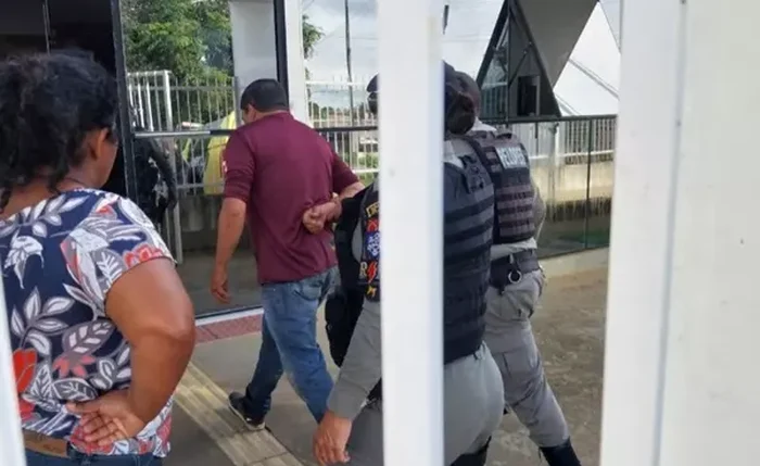 O homem, que estava em uma motocicleta, ainda tentou fugir, mas foi encurralado e imobilizado O homem, que estava em uma motocicleta, ainda tentou fugir, mas foi encurralado e imobilizado