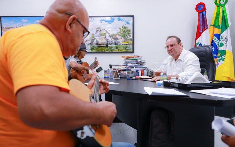 Grupo Art Choro é recebido pelo prefeito Luciano Barbosa e anuncia show especial de 20 anos