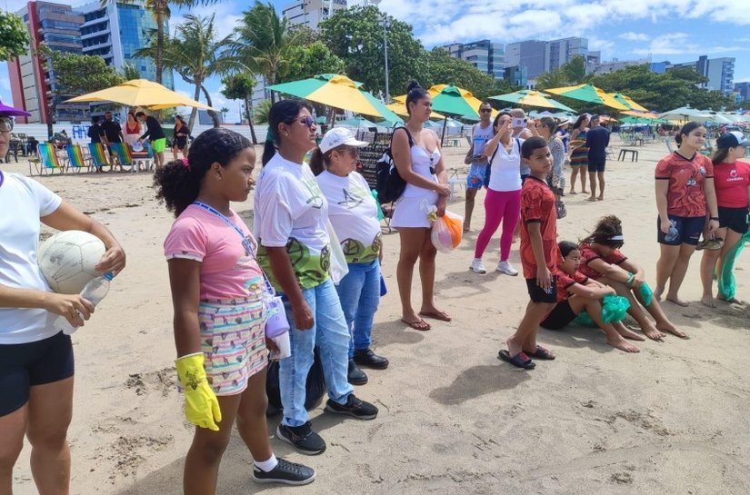 Alurb realiza mutirão de limpeza e educação ambiental na Praia da Pajuçara