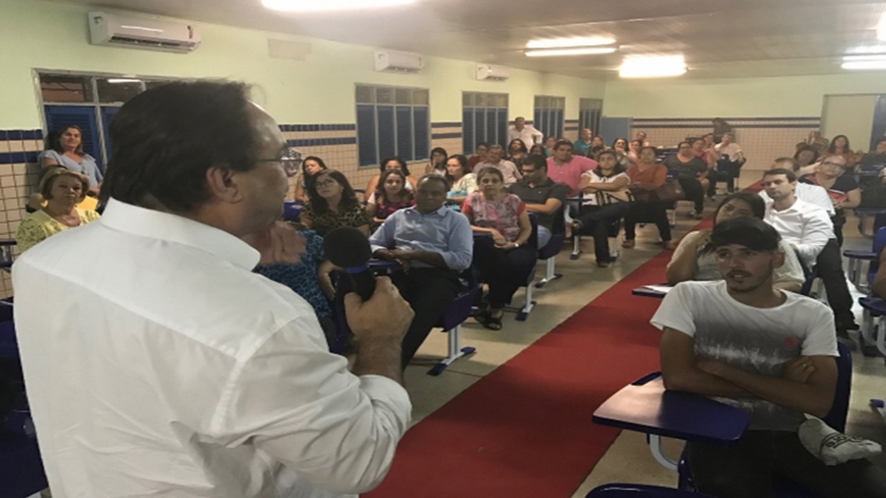 Luciano Barbosa ouve comunidade escolar de Palmeira dos Índios