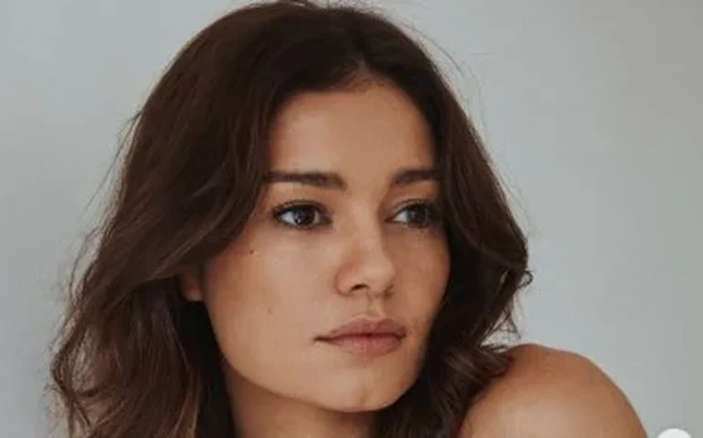 Sophie Charlotte contou com a ajuda de Xamã para montar sua árvore de Natal, que lhe traz memórias afetivas com o pai