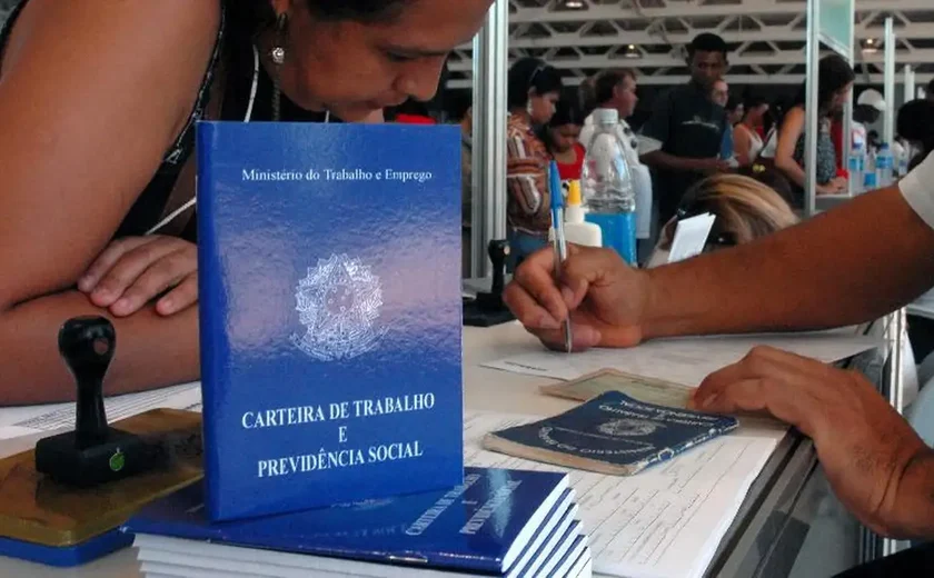 Número de pessoas em busca de emprego cai 21% no segundo trimestre