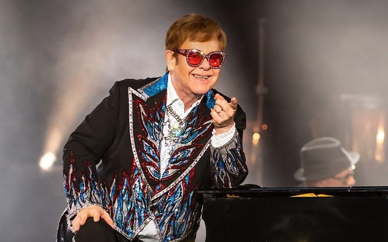 Elton John dá testemunho de defesa de Kevin Spacey em julgamento sobre abuso sexual