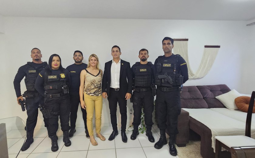 Policial civil ferida em confronto recebe visita do delegado-geral da PCAL