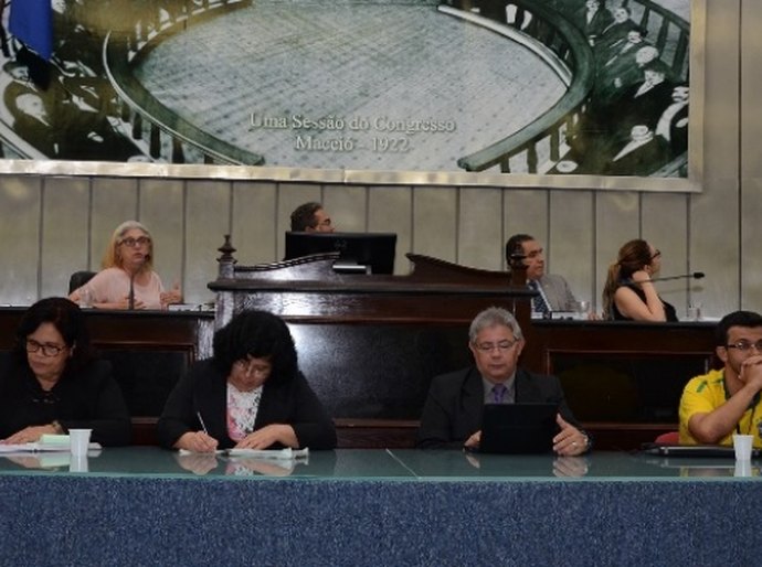 Secretária presta contas em audiência na Assembleia Legislativa