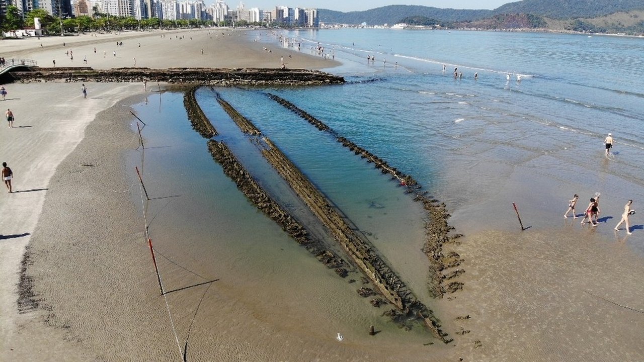 Destroços de navio misterioso aparecem em praia após recuo da maré em Santos