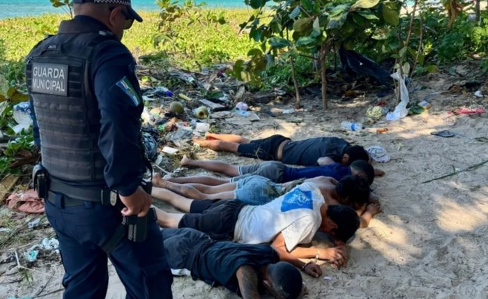 Agentes encontraram mais de 50 pedras de crack e uma balança