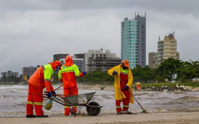 Prefeitura retira mais de 2 mil toneladas de resíduos na foz do Riacho Salgadinho
