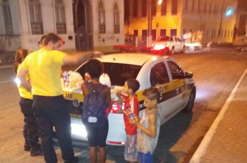 Agentes de trânsito fazem doação de alimentos para moradores de rua
