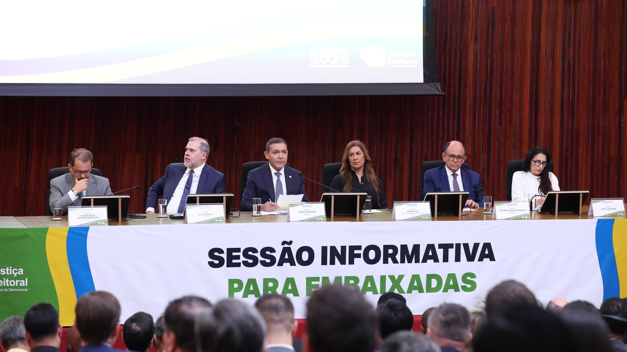 Presidente do TSE defende urna eletrônica em reunião com embaixadores