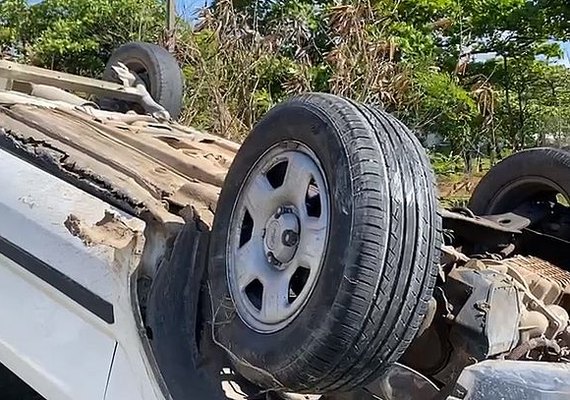 Carro capota e motorista fica ferido ﻿na curva que dá acesso à Ponte Divaldo Suruagy