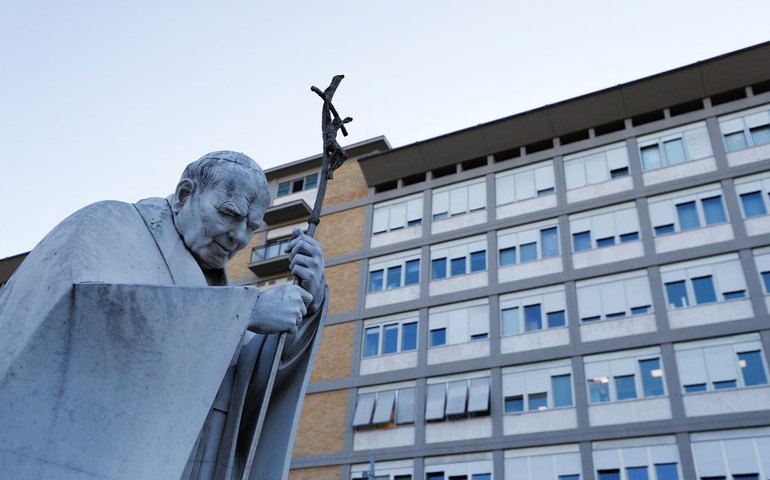 Papa Francisco passou dia sem novas crises respiratórias, diz Vaticano