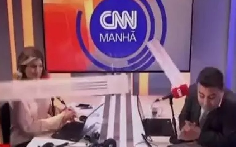 Teto do cenário da CNN Brasil desaba ao vivo e atinge apresentadores