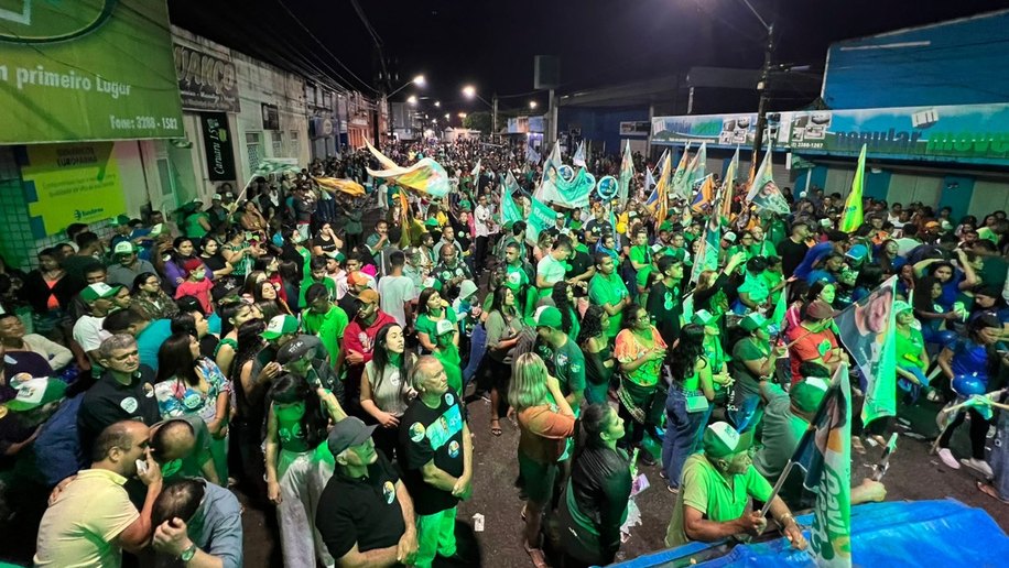 Davi Maia arrasta uma multidão durante caminhada em Quebrangulo