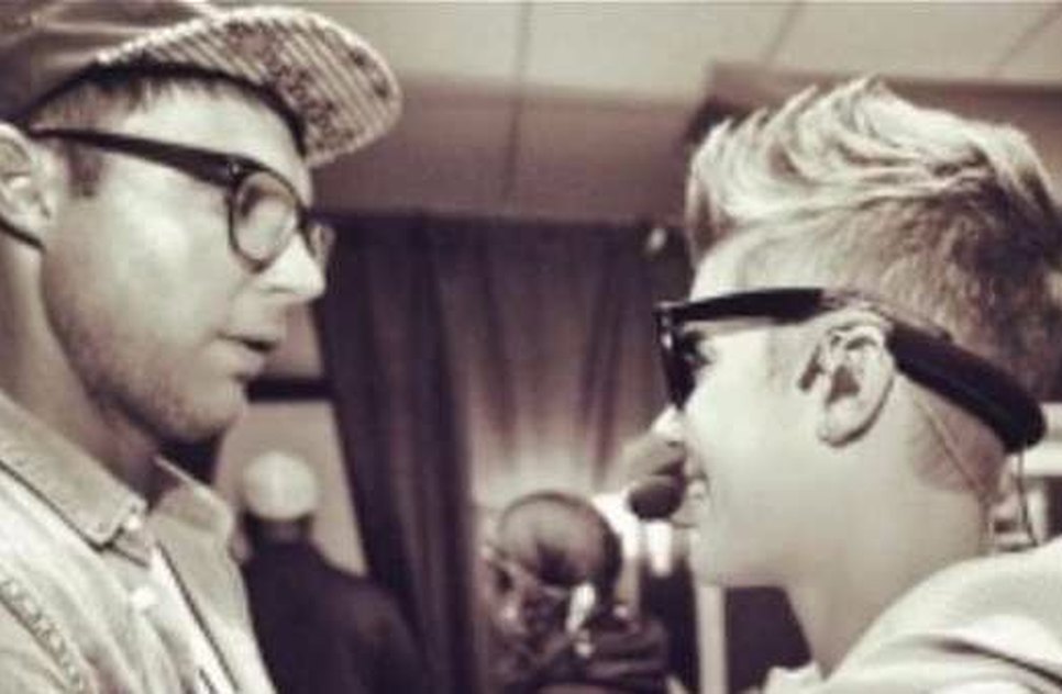 Justin Bieber conversando com o pastor Judah Smith da Hiilsong. (Intagram)