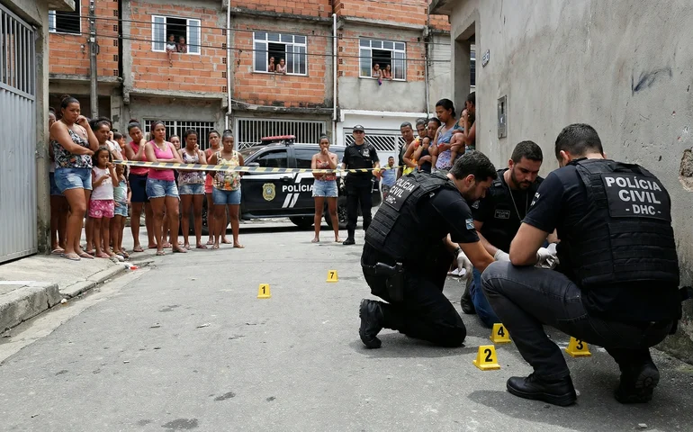 Ataque a tiros deixa dois mortos e quatro feridos próximo à quadra de escola de samba no Rio