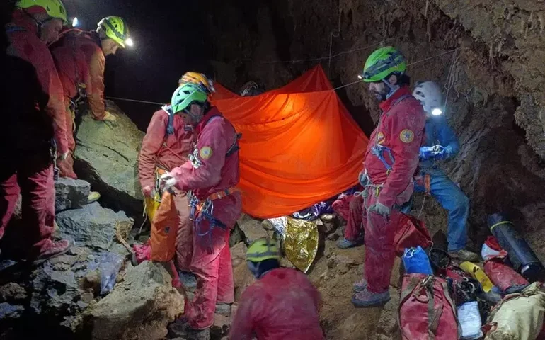 Espeleólogo preso em caverna na Itália é resgatado após 12 horas