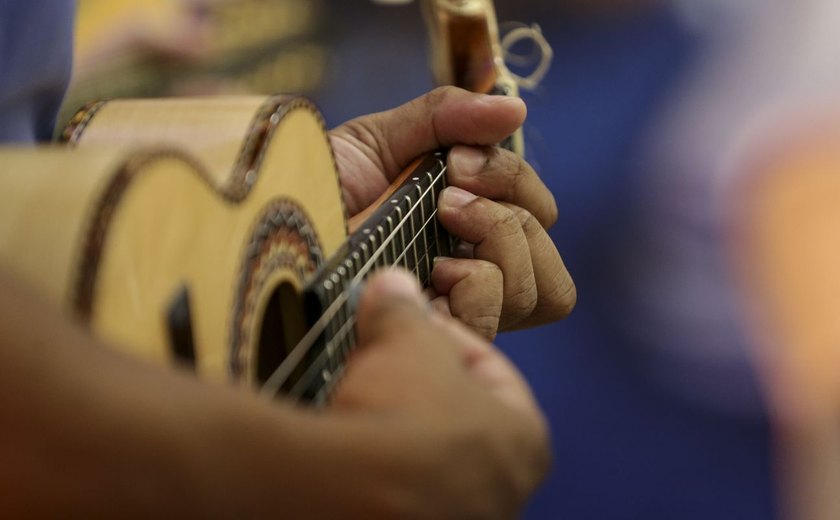 Violão de John Lennon em 'help', perdido por 50 anos, vai a leilão por valor milionário