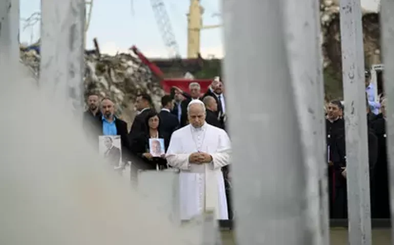 Papa reza no Porto de Beirute e critica 'idolatria do dinheiro'