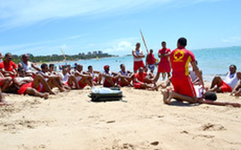 Corpo de Bombeiros realiza treinamento na Praia de Pajuçara