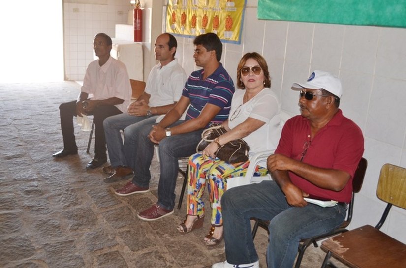 Prefeita de Cajueiro conhece projeto de avicultura desenvolvido em Santana