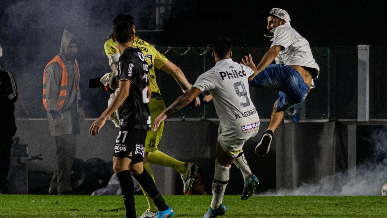 Santos é punido com dois jogos sem torcida em 2023 por confusão na Vila Belmiro