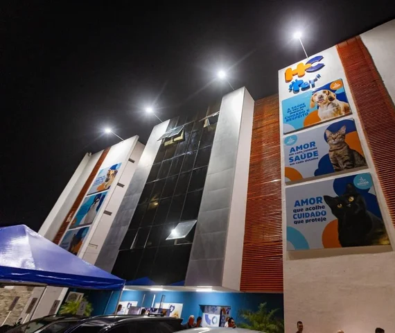 ENGANAÇÃO: Ex-prefeito JHC inaugura hospital inacabado e gera frustração de pais de pets