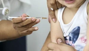 Susto no shopping: mãe denuncia que agulha foi esquecida na perna de bebê após vacinação em Maceió