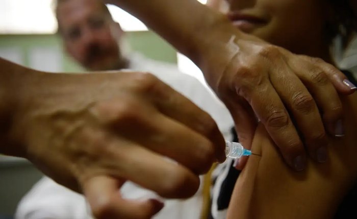 Vacinação contra o HPV no Brasil, a partir de agora, passa a ser feita em dose única