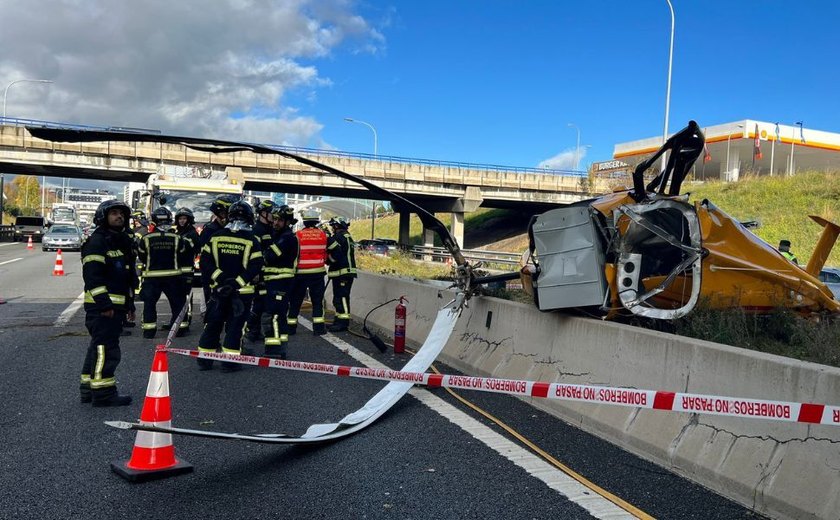 Helicóptero cai em rodovia de Madrid, e três pessoas ficam feridas 