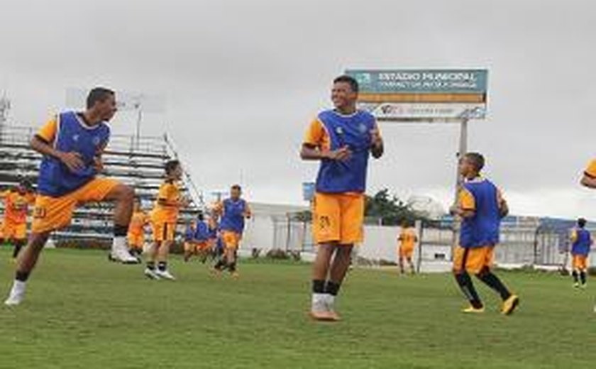 Técnico Jaelson aproveita a paralisação do Alagoano para  trabalhar a equipe Sub-20