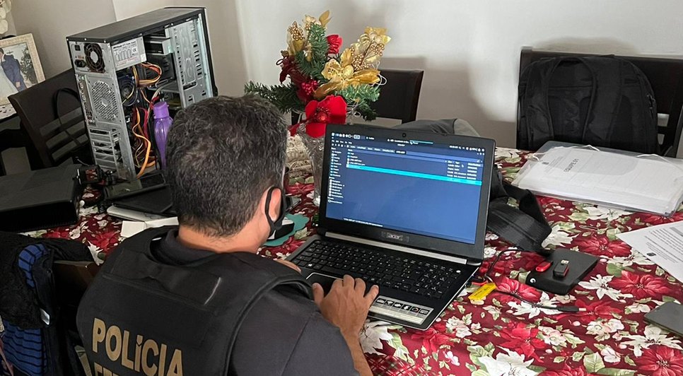 Suspeito de armazenar e divulgar pornografia infantil é preso pela Polícia Federal em Aracaju / Foto: Foto: Divulgação/Polícia Federal