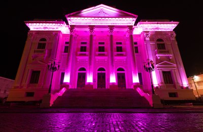 Outubro Rosa: Associação Comercial é iluminada em alusão à campanha