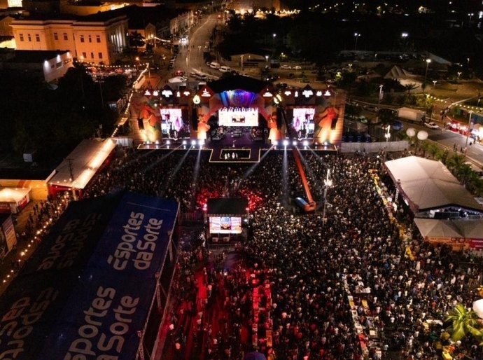 Milhares de pessoas prestigiam abertura do São João Massayó 2026 no Estacionamento de Jaraguá