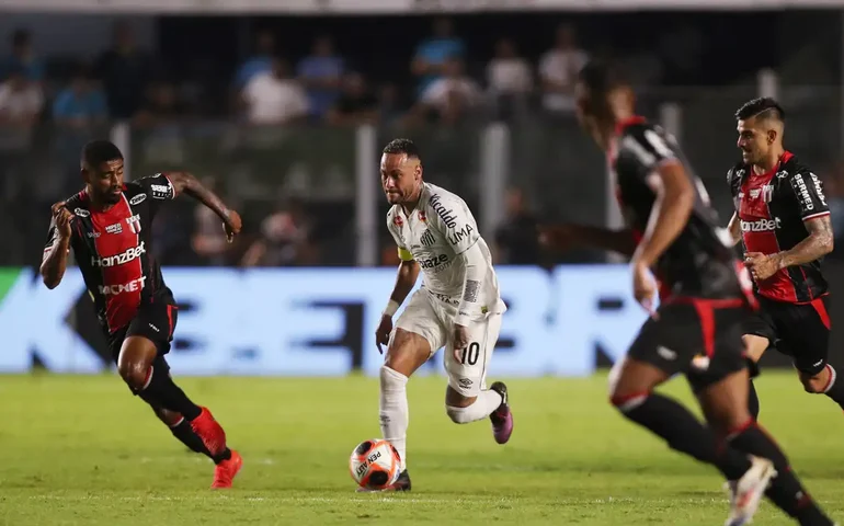 Neymar reestreia pelo Santos com atuação discreta