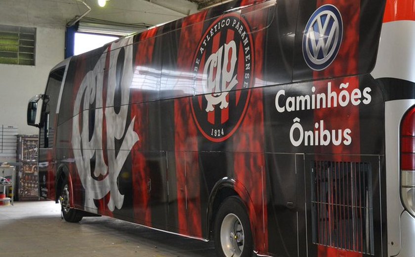 Torcida organizada do Athletico-PR tem ônibus apedrejado em São Paulo